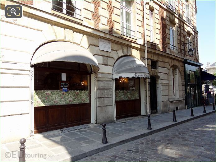 Place Dauphine Paris shops