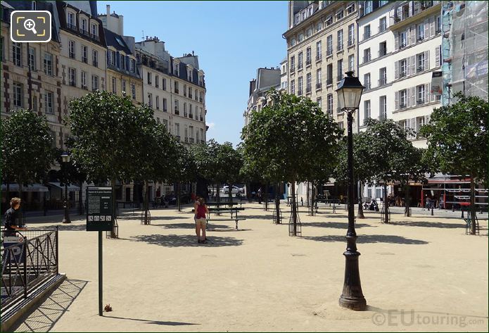 Place Dauphine square and buildings