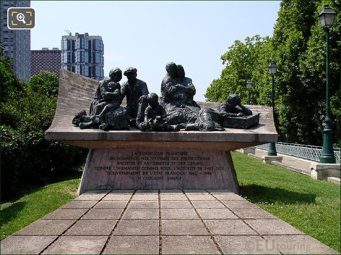 Monument in Place des Martyrs Juifs du Velodrome d'Hiver