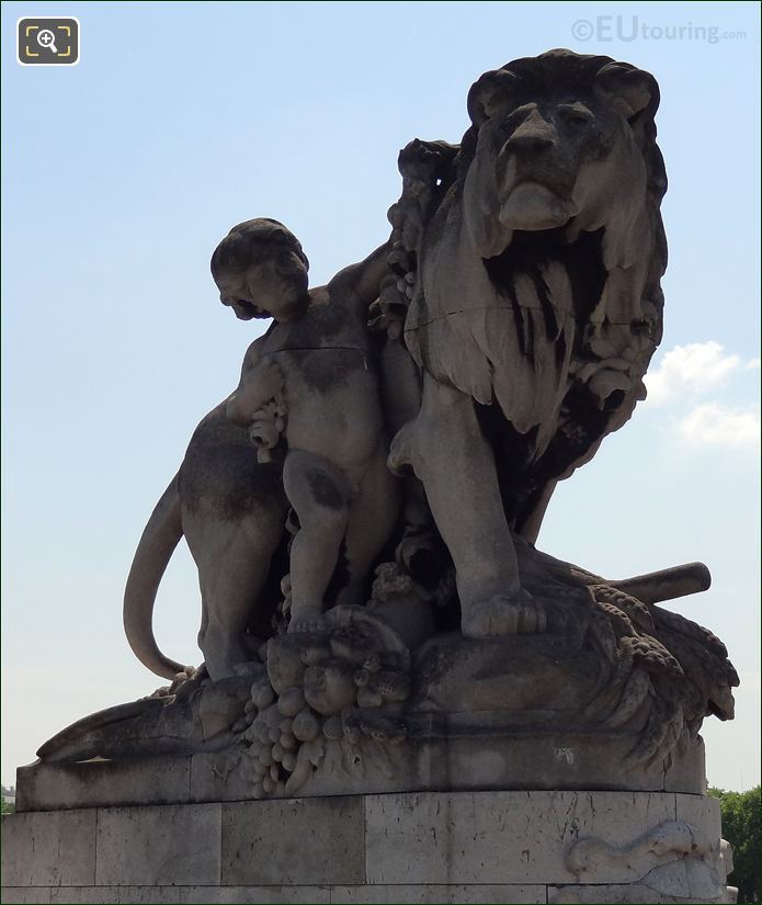 Pont Alexandre III Georges Gardet lion statue