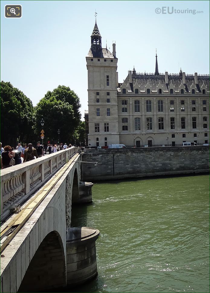 Tourists on the Pont au Change