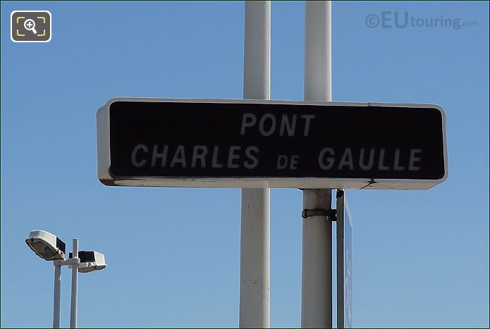 Pont Charles de Gaulle sign post