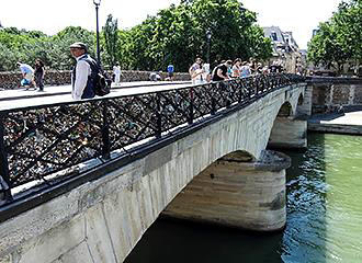 Pont de l'Archeveche facade