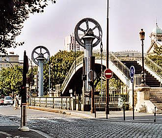 Pont Levant de la Rue de Crimee in its down position