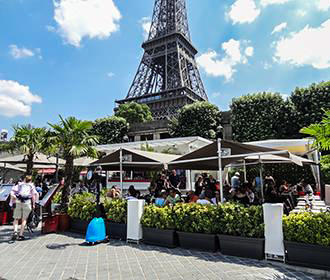 Quay restaurant close to The Eiffel Tower