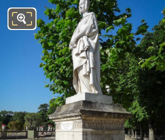 Statue of Marguerite de Provence on pedestal