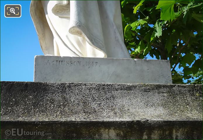 Name inscription on Marguerite de Provence statue