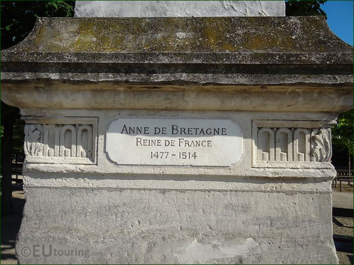 Plaque on Anne de Bretagne statue