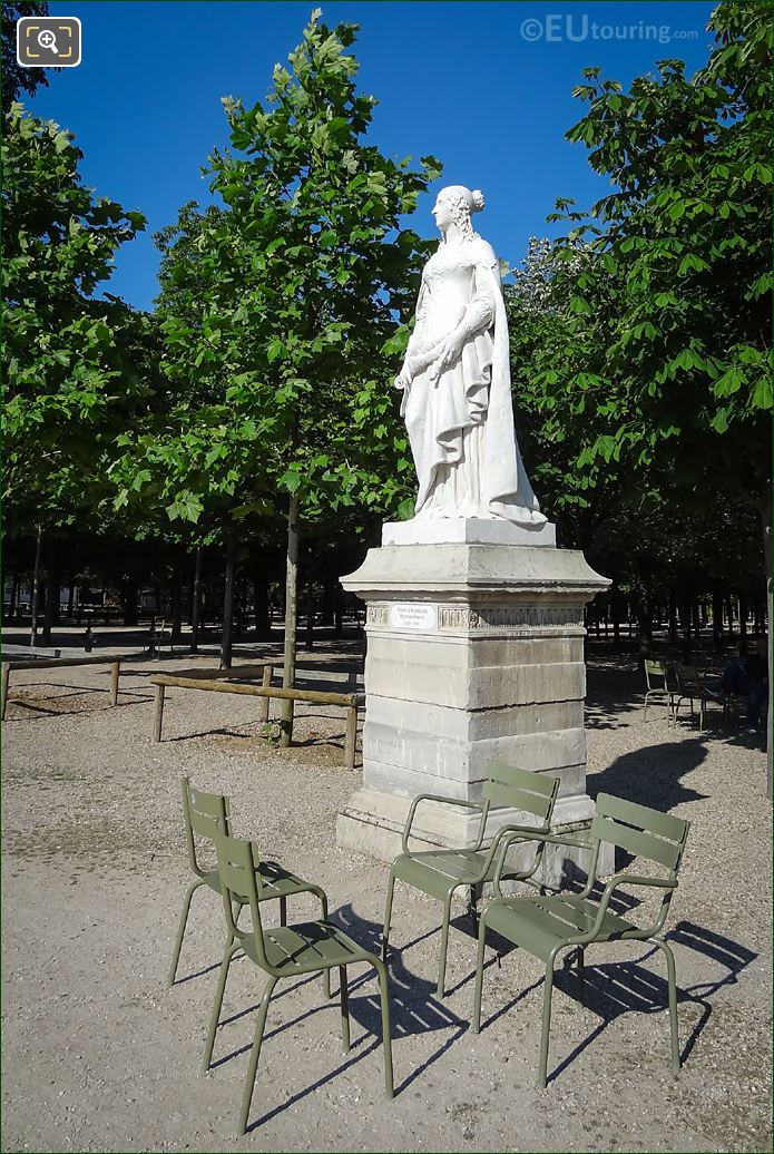 Queen of France Anne d'Autriche statue