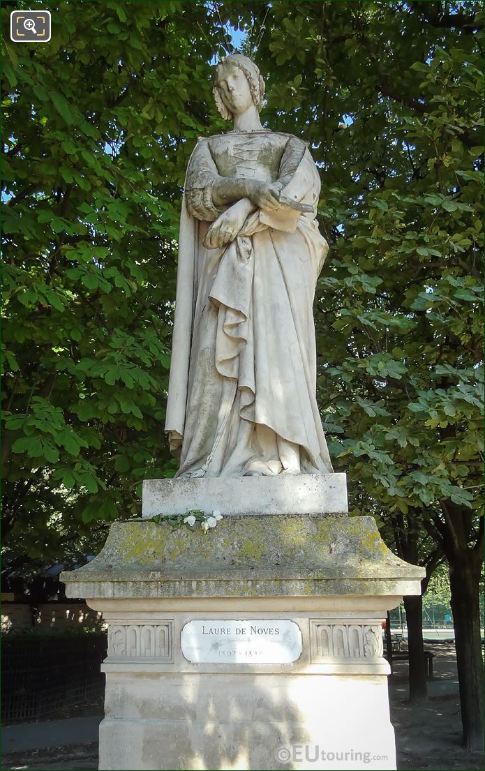 Laure de Noves statue by artist Auguste Ottin