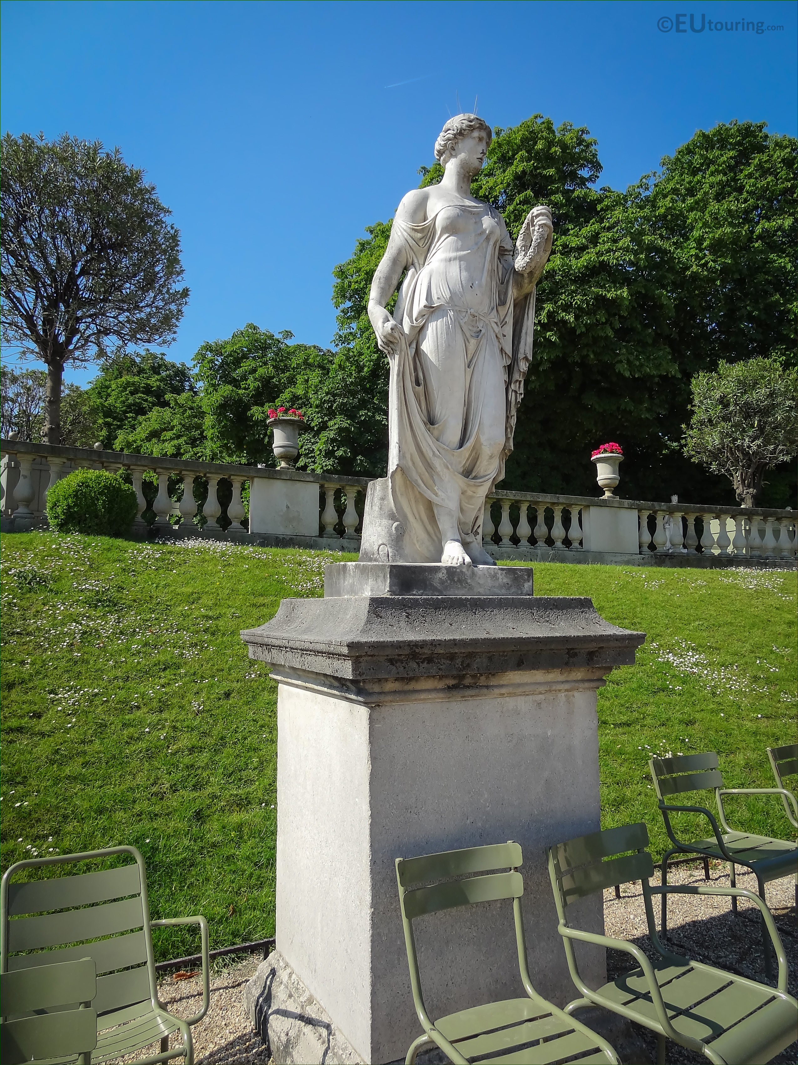 Photos of Goddess of Flowers statue in Luxembourg Gardens - Page 461