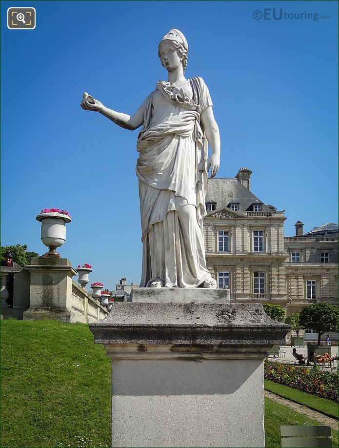 Statue of Minerve a la chouette