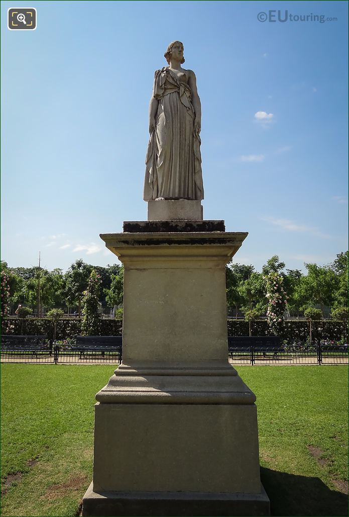 La Messagere statue in rose garden