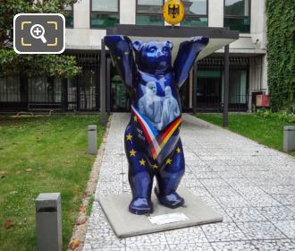 Paris United Buddy Bear statue