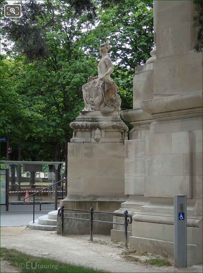 l'Art Decoratif statue Grand Palais south east corner