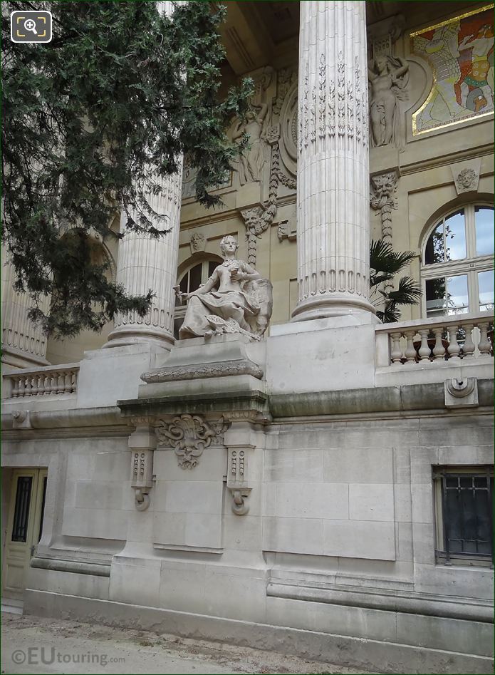 L'Art Asiatique statue between columns Grand Palais