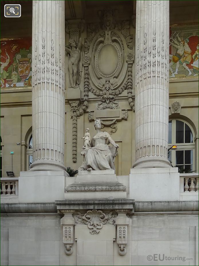 L'Art Grec statue between Grand Palais columns