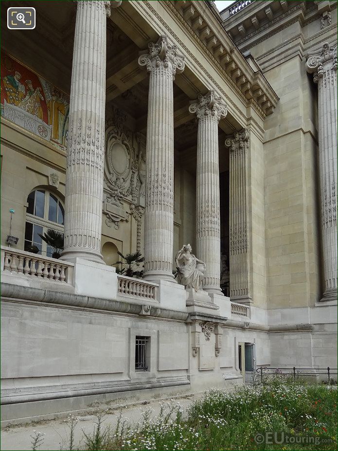 Grand Palais east colonnade L'Art Romain statue