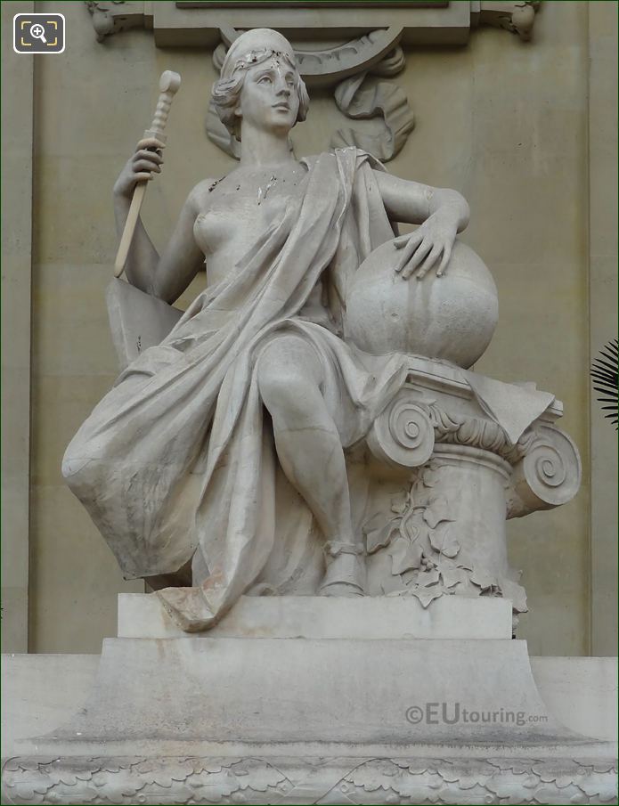 Statue L'Art Romain front view