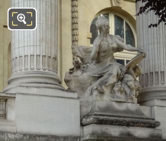 L'Art du XVIIIe Siecle statue in Paris