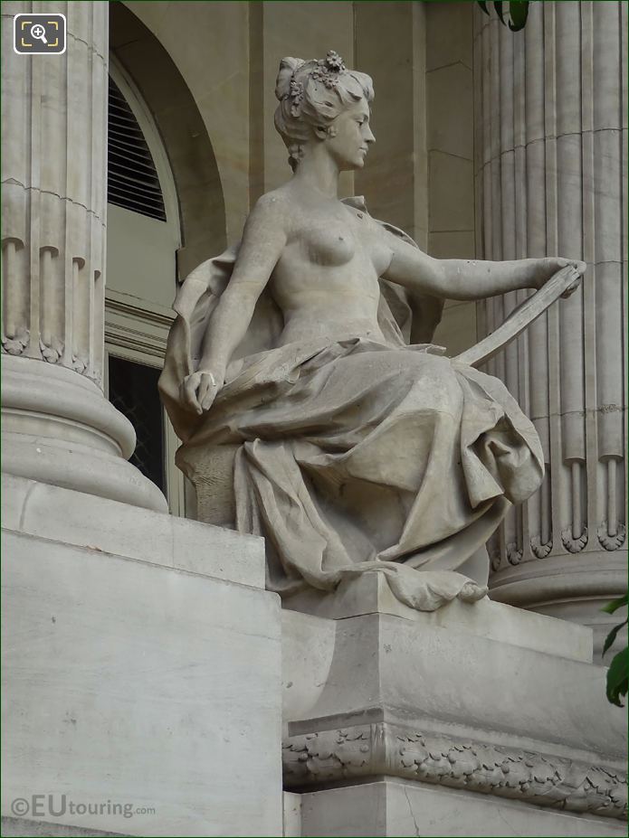 Grand Palais L'Art Contemporain statue NE colonnade