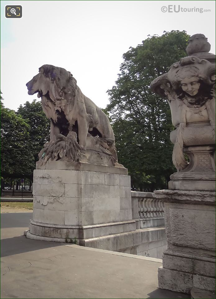 Lion a l'Enfant statue south side