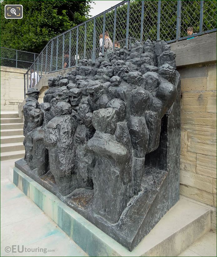 La Foule sculpture by Raymond Mason
