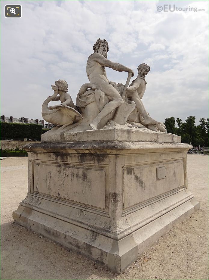 Jardin des Tuileries statue named La Seine et la Marne