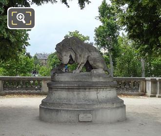 Front view of the Lion au Serpent statue