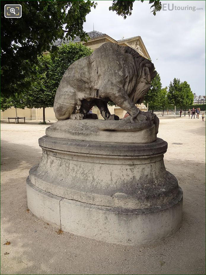 Antoine-Louis Barye statue the Lion au Serpent in Paris