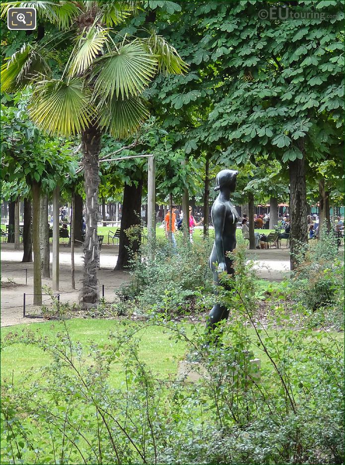 Вид сбоку статуи Джанетт в садах Тюильри