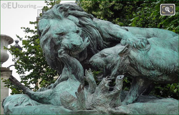 Lions head on Lion et Lionne se Disputant un Sanglier statue