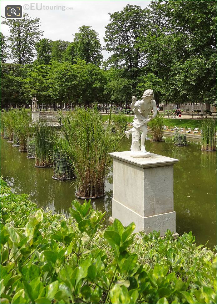 Jardin Tuileries ond with Hippomene statue