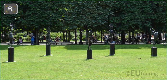 L'Echiquier, Grand statues in Jardin des Tuileries