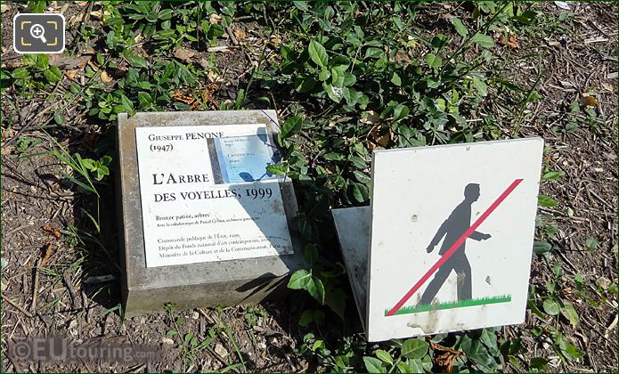 Info plaque for L'Arbre des Voyelles by Guiseppe Penone