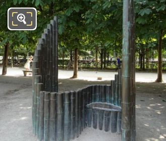 Modern art sculpture Confidence Jardin des Tuileries
