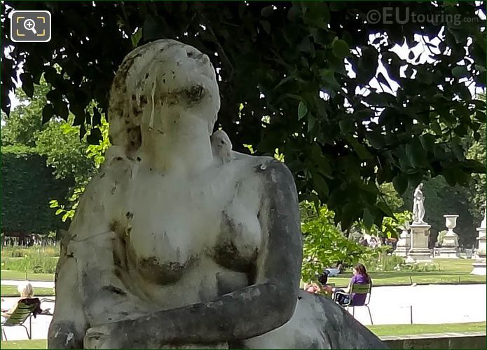 Close up photo of Mort de Lais statue