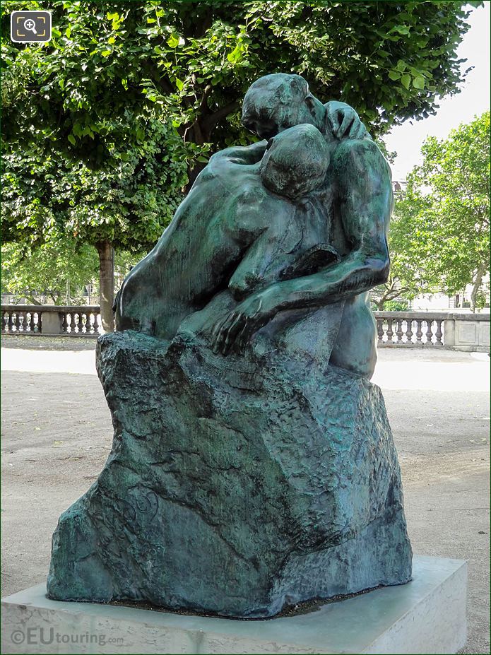 Statue The Kiss by Auguste Rodin in Paris