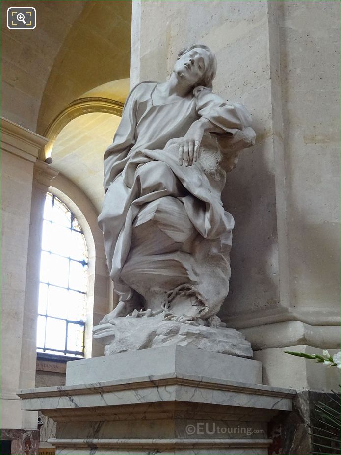 La Chapelle du Calvaire statue Jesus au Jardin des Oliviers on pedestal