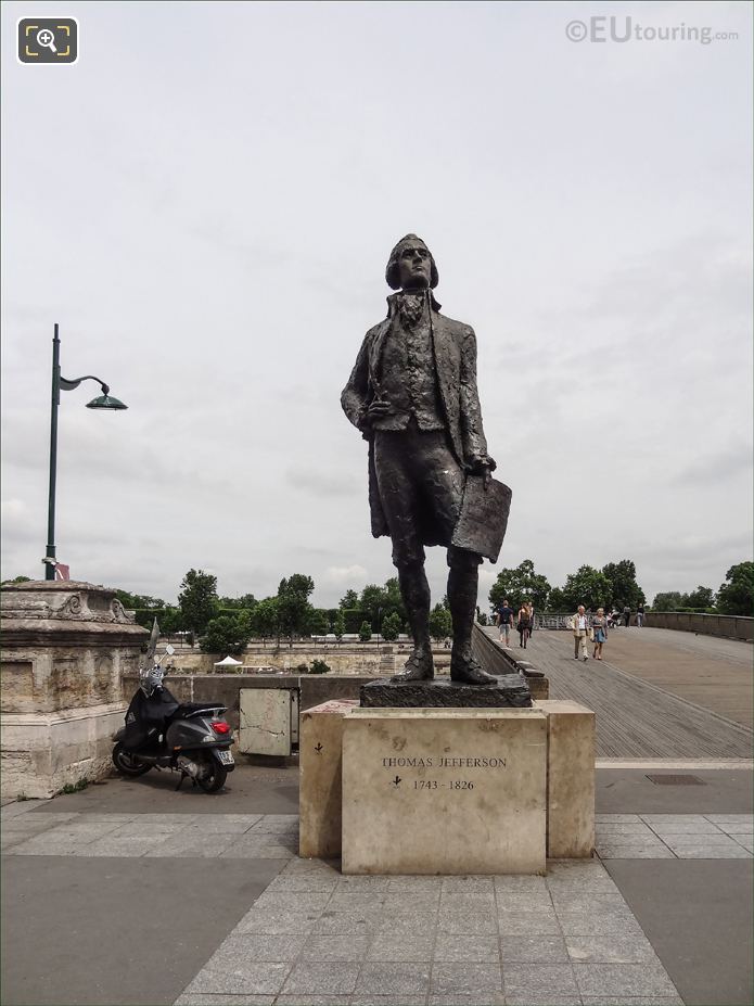 Thomas Jefferson Monument next to Passerelle Leopold Sedar Senghor