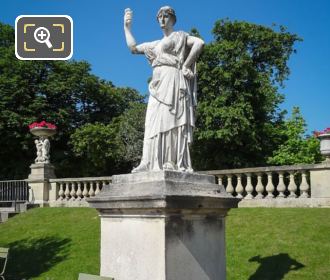 Junon, Reine du Ciel statue on pedestal