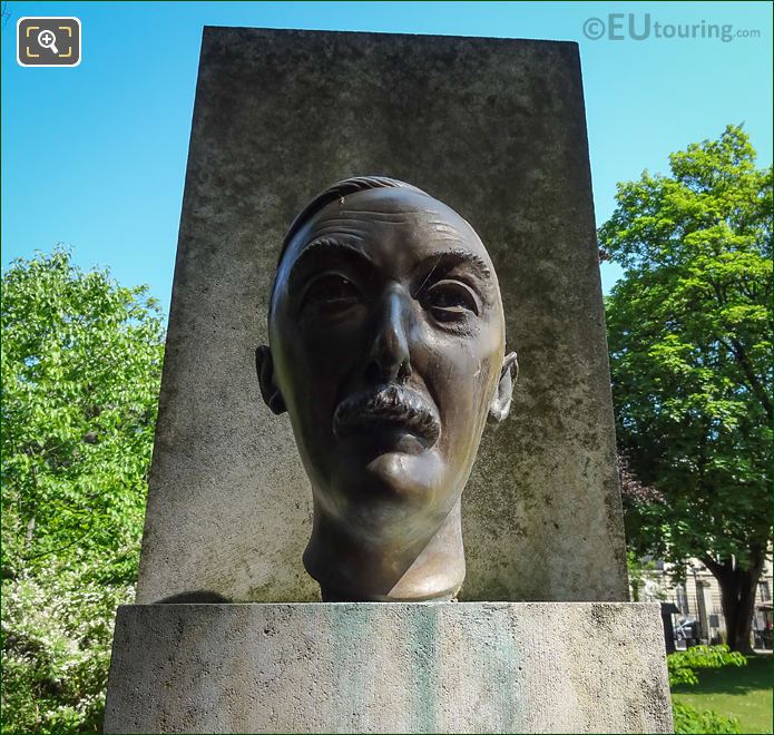 Bronze bust on Stefan Zweig monument