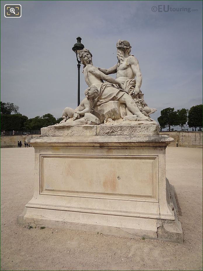 LHS of La Seine et la Marne statue