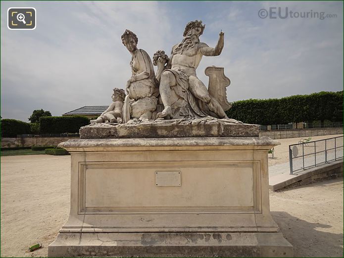 La Loire et le Loiret statue in Jardin Tuileries