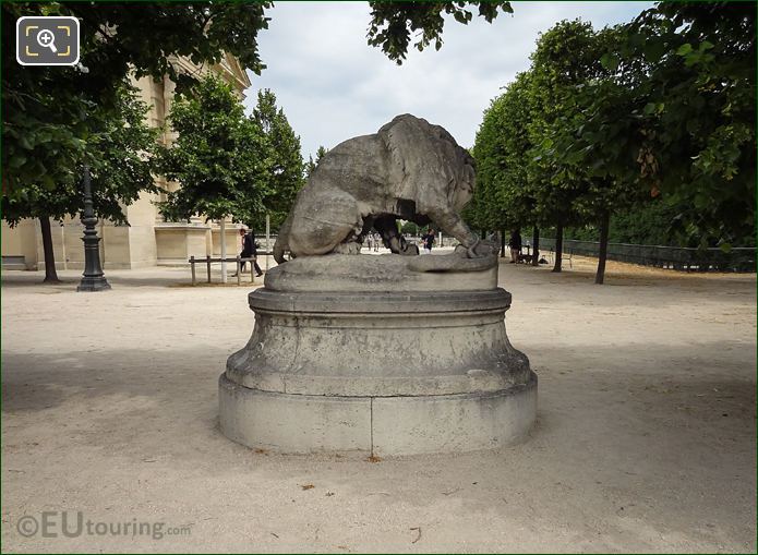 Back view of the Lion au Serpent statue