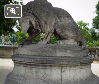Lion and Snake statue in Jardin des Tuileries