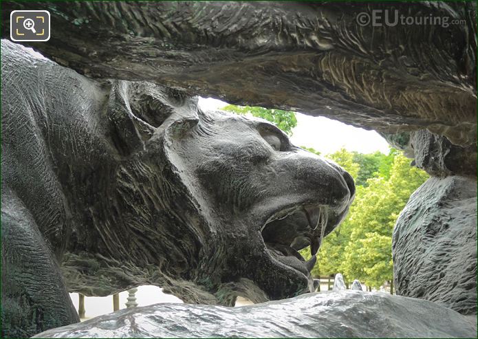 Lionesses head on Lion et Lionne se Disputant un Sanglier statue