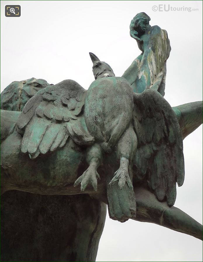 Bronze bird on Retour de Chasse statue