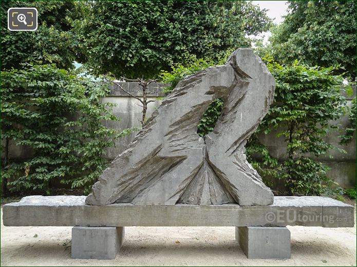 Force et Tendresse sculpture in Jardin des Tuileries