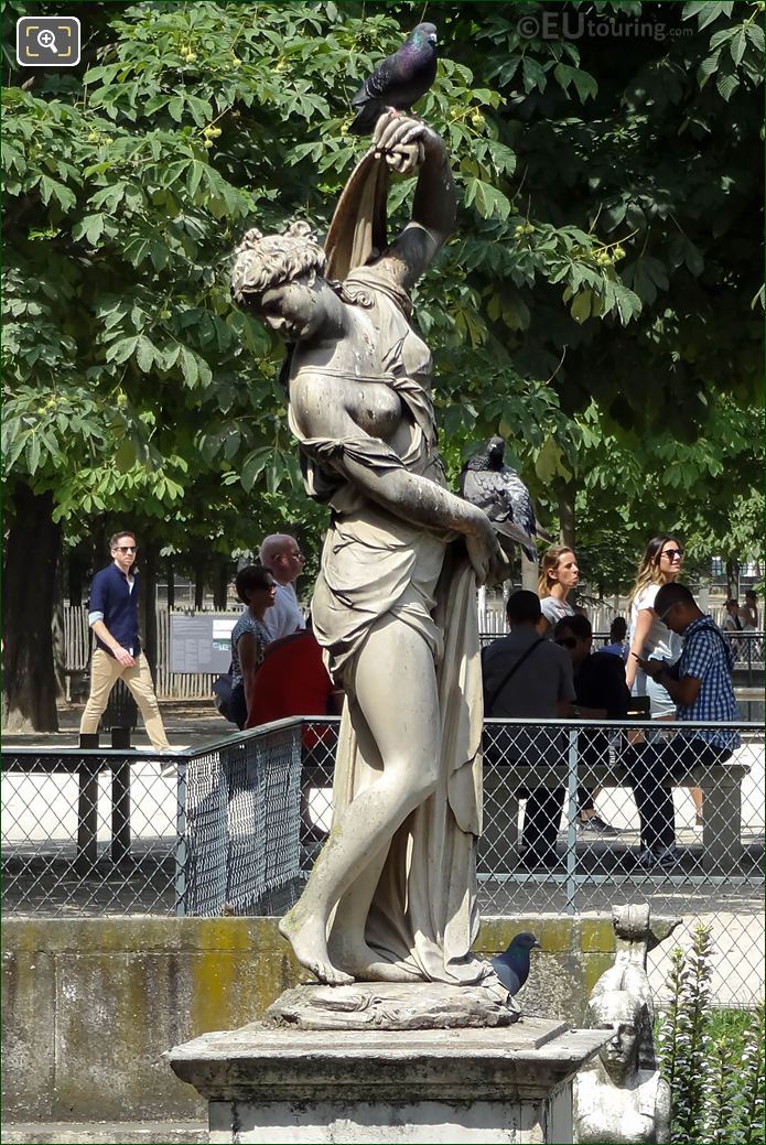 Jardin des Tuileries Venus Callipyge statue LHS